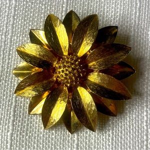 Vintage Sarah Coventry Brushed Gold Tone 3D Flower Daisy Brooch